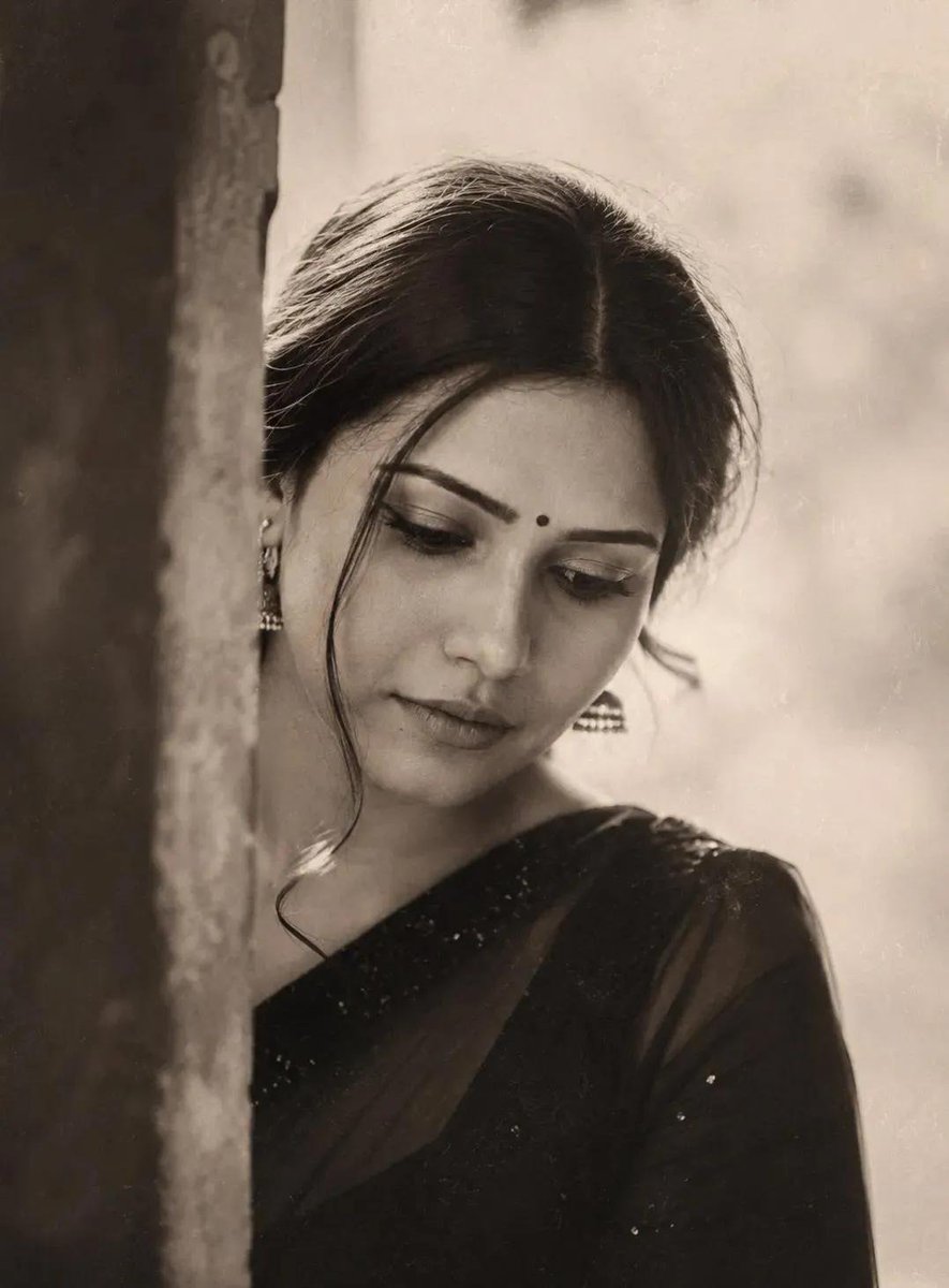 rinakiran1122's tweet photo. अब थोड़ा "अजनबी" रहने दो मुझे...
मैंने हर बार "ख़ास" बनकर, गैर होना महसूस किया है.... !! ❤️💔 https://t.co/WadUqCvh6e