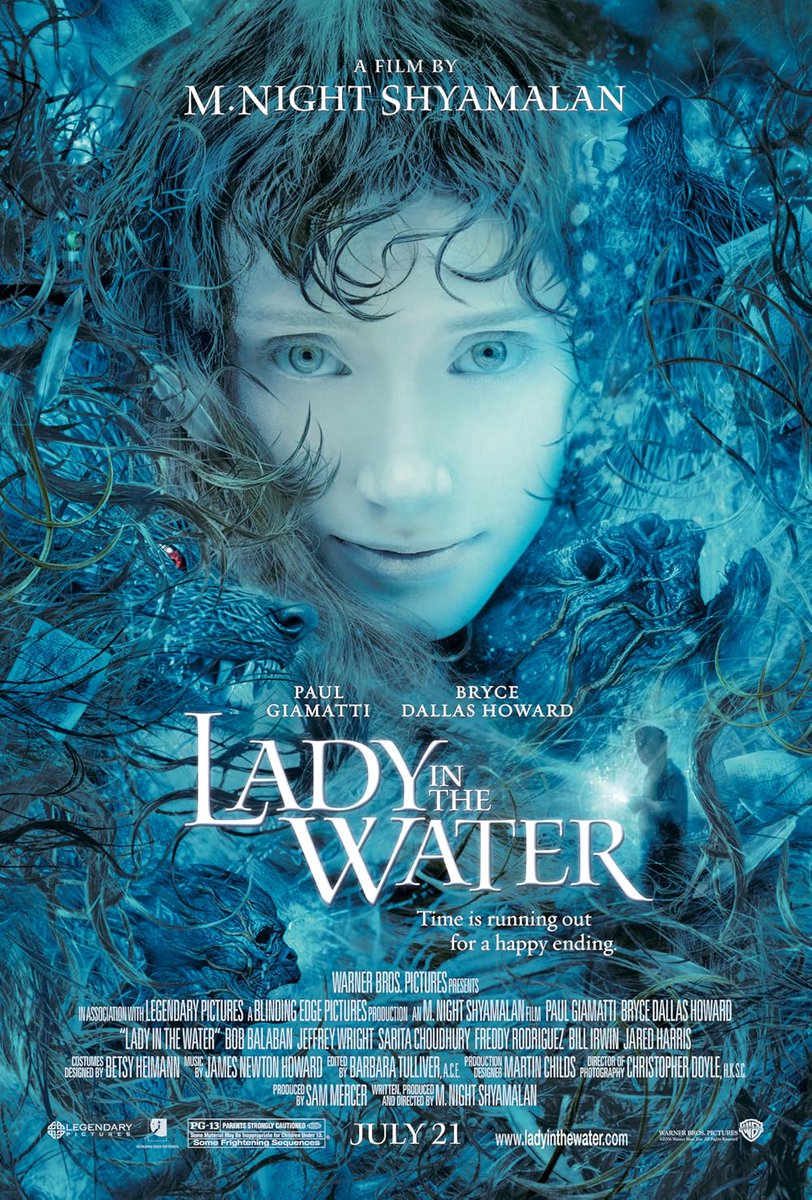 adrianmassanet's tweet photo. Me vais a perdonar la osadía
Pero quedarse, tras ver esta película, como se quedaron muchos, con su mera peripecia, y decir por ejemplo que es un precioso cuento de hadas sobre el destino y la vida y todo eso... hay que ser un poco zote
Y esto lo he leído y escuchado de gente a la que «le interesa el cine» o que se creen incluso el típico latiguillo de que «saben de cine» o incluso se consideran expertos y grandes cinéfilos y blababla

En literatura y en cine, es decir en narrativa, quedarse con la mera peripecia y lo que te «hace sentir», lo que te «emociona» o cosas por el estilo, es digno de estudio
Y bueno que lo hagan espectadores cuyo único interés en la narrativa es pasar un buen rato, o divertirse, o entretenerse, pues tiene un pase, claro que sí
Pero que estas cosas las hagan supuestos «cinéfilos», muchos de los cuales pululan por tuiter como una plaga, y que te hablen de que el cine es emoción y sentimiento, es una cosa que de verdad, la llevo escuchando muchos años y no salgo del pasmo

Si la narrativa es lo que a cada uno le haga «sentir»... apaga y vámonos... Además que pareciera que lo que uno siente, por lo visto, es muy importante, como si los sentimientos fueran lo más sagrado del mundo, y como si todo quisque tuviera un gusto refinadísimo y un bagaje cultural de la hostia, cuando por desgracia no es así... si así fuera las cosas serian muy muy MUY diferentes...

En cuanto al filme de Shyamalan
El público la odió y él odió filmarla y hoy muchos la recuerdan con desagrado...
Lo cierto es que es un cine de enorme depuración formal, de una puesta en escena estilizada hasta la abstracción, y de una formalización de imágenes que —y esto es lo verdaderamente importante, amigos «cinéfilos»— entra en diáogo directo con aquello que está contando
Es decir, muchachotes «cinéfilos», que lo que cuenta y el cómo lo cuenta es una misma cosa... es decir que su forma es su fondo... ¿me explico? Ahora bien, sucede muy a menudo  que filmes tan esféricos entre forma y fondo no suelen ser del agrado de un visionado para pasar miedo o para pasar emoción o lo que se quiera hacer en una sala de cine
Es decir, que es un cine altamente consciente de sí mismo, y que además, de paso, dialoga con las anteriores películas de Shyamalan... y con algunas posteriores

Y por supuesto que es un cuento de hadas, y un filme sobre creer cosas que luego puedan hacerse reales, y en suma una indagación de la narrativa más oriental asimilada a un cuento occidental... todo ello absolutamente fascinante... y por supueto que tiene cosas cuestionables y en un par de momentos roza el ridículo... pero todo eso importa poco
Lo que importa es la ambición, la originlidad, el riesgo y la libertad absoluta de un creador irrepetible