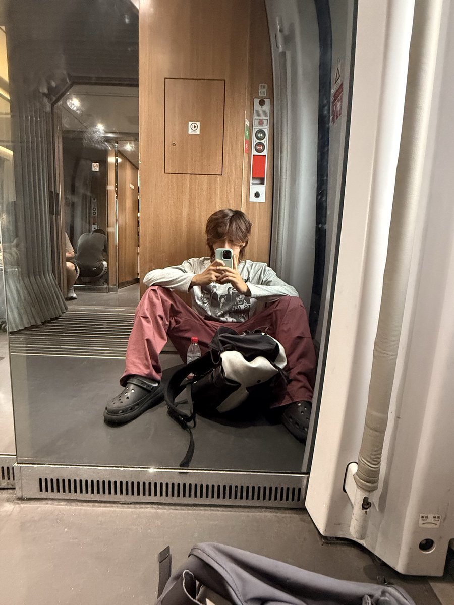 Ghggdtr's tweet photo. 高铁无座坐地上有人懂吗 https://t.co/RQnM4dwevr