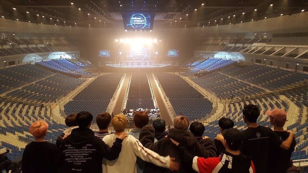 m_mh_526's tweet photo. 위에서 아래를 향해 찍은 세븐틴이 ㄴㅁ 서로서로 걍 진짜 친해보이고 따뜻해보임 https://t.co/ncOPAkGcLm