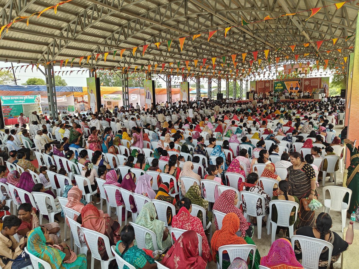 DrMohanYadav51's tweet photo. हमारी सरकार किसानों के खेतों से लेकर उनके खातों तक का ध्यान रख रही है...

'कृषक कल्याण वर्ष-2026' के अंतर्गत आज नर्मदापुरम में आयोजित 'बलराम कृषि महोत्स��' में भोपाल से वर्चुअली जुड़कर किसानों से संवाद किया।

कृषक कल्याण वर्ष के अंतर्गत हमारी सरकार सिंचाई सुविधाओं को सुदृढ़ करने के साथ आधुनिक खेती, प्राकृतिक खेती और कृषि यंत्रों के उपयोग को प्रोत्साहित कर रही है। किसानों की आय बढ़ाने के लिए ठोस रोडमैप पर कार्य किया जा रहा है। खेत में बीज बोने से लेकर उपज के उचित मूल्य तक, सरकार हर कदम पर किसानों के साथ कंधे से कंधा मिलाकर खड़ी है।