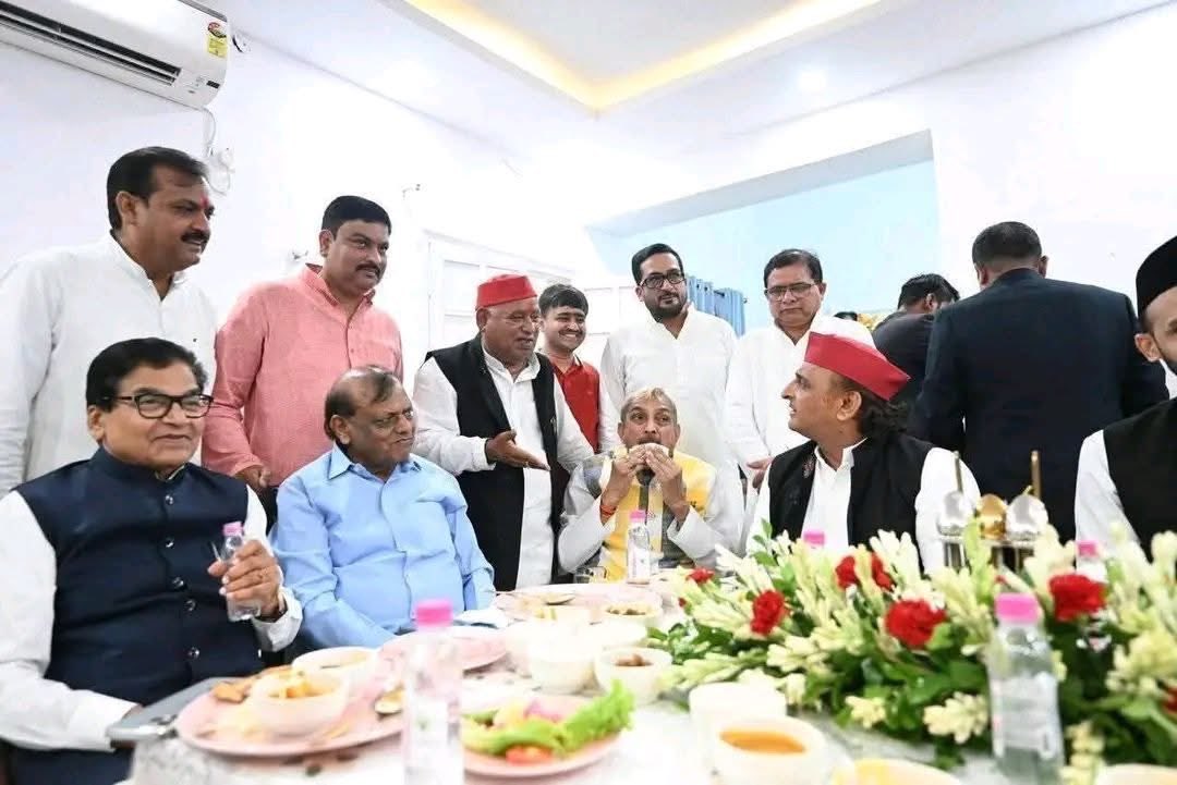 santoshsingh9's tweet photo. @Baliyan_x मालिक से कुर्सी 🪑 माँगते हुए pda वाले https://t.co/0dWZVHd7iD