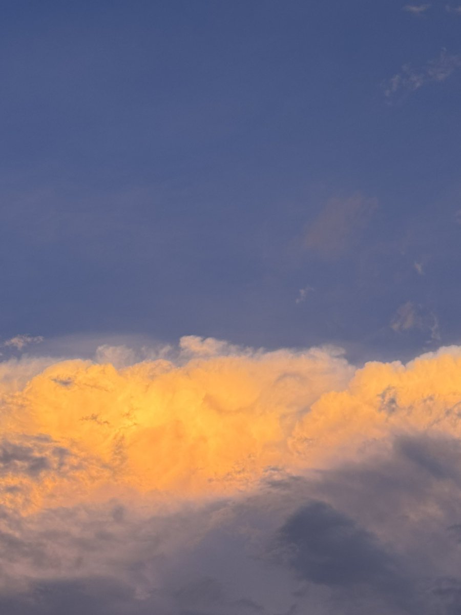 MarjorieSolares's tweet photo. Ayer me delité tremendo con una nube colorida y un par de arcoíris. 🧡☁️🌈 https://t.co/9sQoliBclE