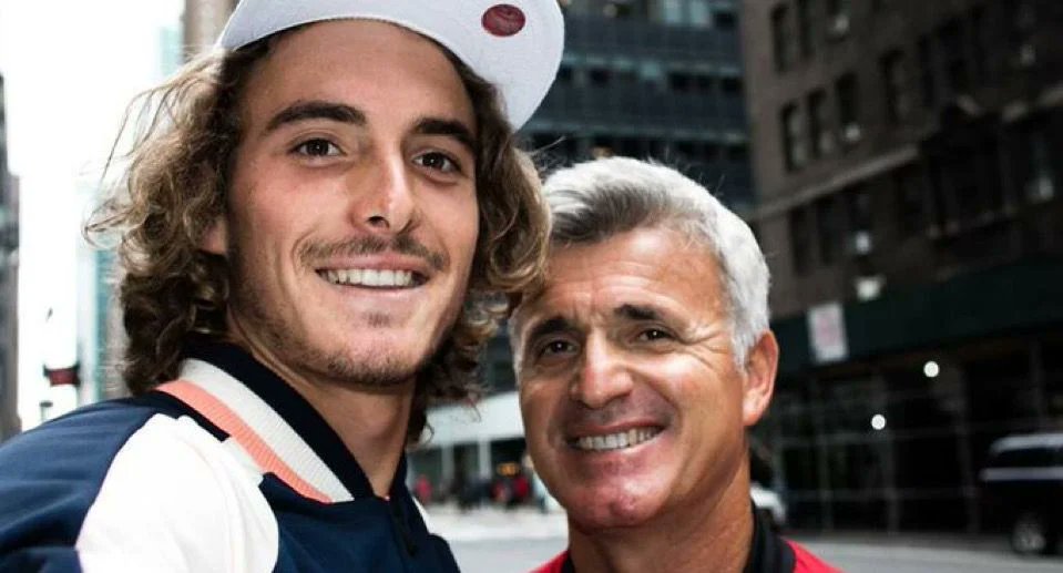 jmgmoron's tweet photo. Tsitsipas ha vuelto a hablar de su padre y hay algo que me ha llamado mucho la atención.

🗣️ "Debí haber comenzado este capítulo antes en mi vida. Creo que fui demasiado paciente. Me acomodé demasiado y eso hizo que tomara tarde la decisión"

🗣️ "Ahora quiero trabajar con un entrenador con el que sea feliz. Para mí eso es lo más importante, rodearte de gente que iría a la guerra por ti"

🗣️ "A veces me fijo en Shelton y siento que así es cómo un padre debería comportarse con un hijo que juega al tenis al máximo nivel. Le veo y a veces desearía que las cosas también fuesen así para mí, pero por desgracia no lo son"

Evidentemente, solo ellos saben lo que hay dentro y cómo está esa relación de desgastada, pero me sorprende que en todas las declaraciones de Stefanos sobre su padre, que no son pocas, siempre le señala a él y nunca se mira a sí mismo.

De lo que sale en los medios, al menos, Stefanos siempre pone al padre como culpable o de que por él están las cosas así, como si no hubieran pillado a Tsitsipas en Madrid diciéndole a su propio padre "Bastardo", "Pedazo de mierda", "Imbécil", "Vete a tomar por culo", y demás cosas.

Los periodistas le ponen el capote para que él entre sin miedo a hablar de su padre, y lo hace muy a menudo, y en cada declaración se desprende desde fuera cierto resentimiento y dolor. Como la típica pareja tóxica que una vez fuera de la relación manda mensajes subliminales al otro.

No sé, para todo lo espiritual que es siempre Stefanos, me sorprende que cada vez que tiene oportunidad de hablar de la relación con su padre diga estas cosas que muy bonitas no son, la verdad. En parte, me da pena por Apostolos.