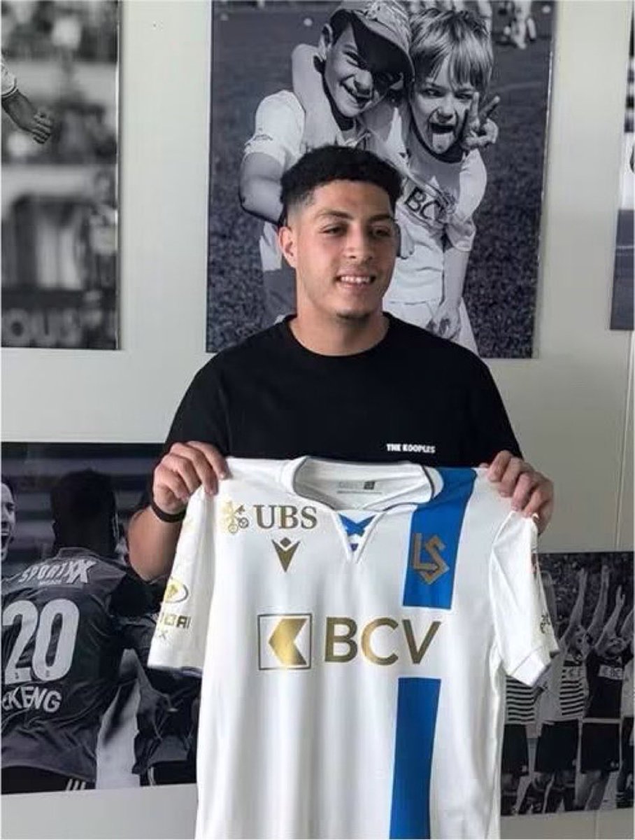 youssefamz13's tweet photo. Après avoir paraphé son contrat, il ne manquait plus que la signature tripartite entre les deux clubs et le joueur pour officialiser le transfert. Toutefois, l’Union Sportive de Touarga n’a toujours pas apposé sa signature, alors que le joueur a déjà posé avec le maillot du FC Lausanne-Sport. 

Selon nos informations, ce contretemps s’explique par des offres de dernière minute reçues par le club marocain, qui ont ralenti la finalisation du dossier. Tout était pourtant ficelé, seule la signature de l’UST fait encore défaut.

Avec @Z_hakos