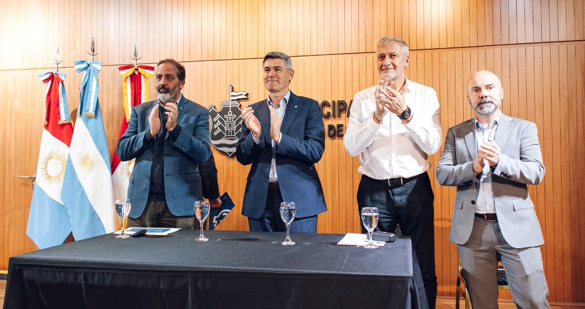 MuniCba's tweet photo. 🏘️ El intendente @PasseriniOk lanzó el Programa Ambiental para Centros Vecinales 2026.

♻️ La iniciativa busca fortalecer la participación de las organizaciones vecinales en la gestión ambiental y promover la separación en origen, la recuperación de materiales reciclables y la economía circular en los barrios.

🙋‍♂️ Uno de los principales ejes de esta edición es la ampliación del concurso, que durante el primer semestre se desarrolló en escuelas primarias. Ahora, esa experiencia se traslada a una escala territorial mayor, con la participación de 66 Centros Vecinales.

Conocé más: 📲 https://t.co/NuSGbtzXBS