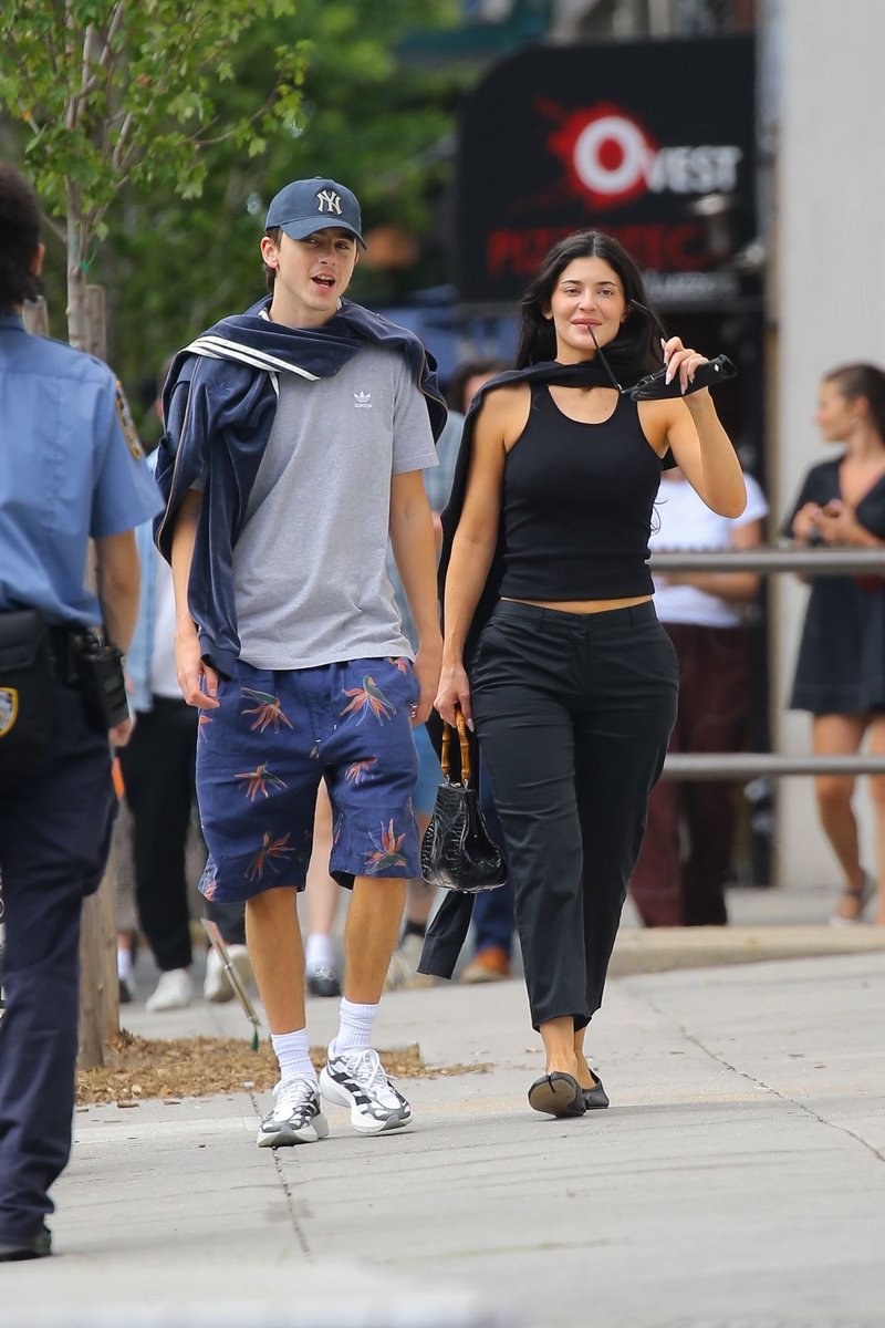 Titlisky's tweet photo. KYLIE JENNER and Timothee Chalamet spotted in New York City. https://t.co/oRHFfLE9kD
