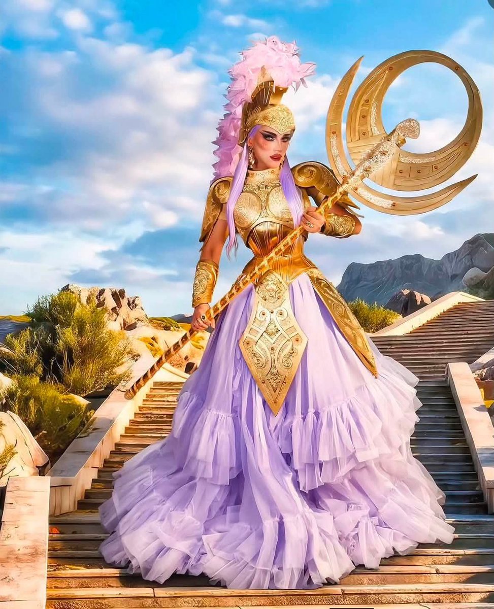 Nachoelactor's tweet photo. De ahora en adelante, cada vez que mencione a la diosa Αθηνά (#Atenea) en cursos de #teatro y/o #mitologíagriega, la imagen que usaré de referencia será esta 😍:
#athena #cpher #CpherLaMas #drag #lamasdraga #lmd8 #cosplay #saintaeiya #caballerosdelzodiaco @cpherart @Lamasdraga https://t.co/82BR8RxPna