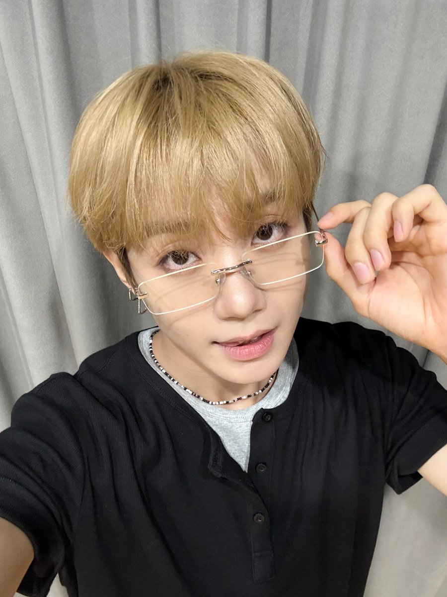TRENDZ_OFFCL's tweet photo. [#하빛] 요즘 안경 코디에 재미들렸네요😆 어떤가요?!🎶

#FROM_TRENDZ #TO_FRIENDZ #TRENDZ #트렌드지 #하수선 #무더위속 #시원한밤되세요 #하삐나잇 #빛꿈꿔 https://t.co/t1ak9nnd0U