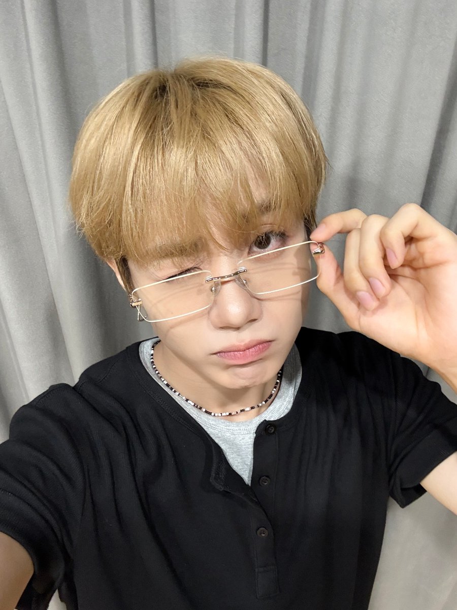 TRENDZ_OFFCL's tweet photo. [#하빛] 요즘 안경 코디에 재미들렸네요😆 어떤가요?!🎶

#FROM_TRENDZ #TO_FRIENDZ #TRENDZ #트렌드지 #하수선 #무더위속 #시원한밤되세요 #하삐나잇 #빛꿈꿔 https://t.co/t1ak9nnd0U