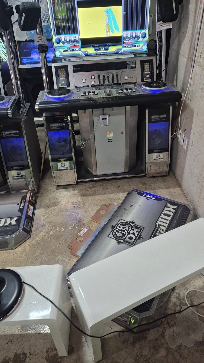 amdphenom2's tweet photo. 잠깐 외출하셨는지 집에가셨는지는 모르겠는데 이래놓고가면 어쩌라는건가요 https://t.co/MO6Vu40QNs