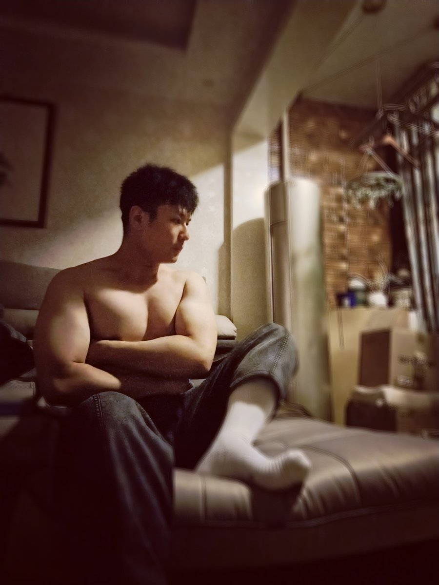520xiaoyuan's tweet photo. 喜欢爸爸的45码大脚吗？
#45码 #脂包肌 #大脚 #高壮男 #1m #0s https://t.co/26VW3tD3D6