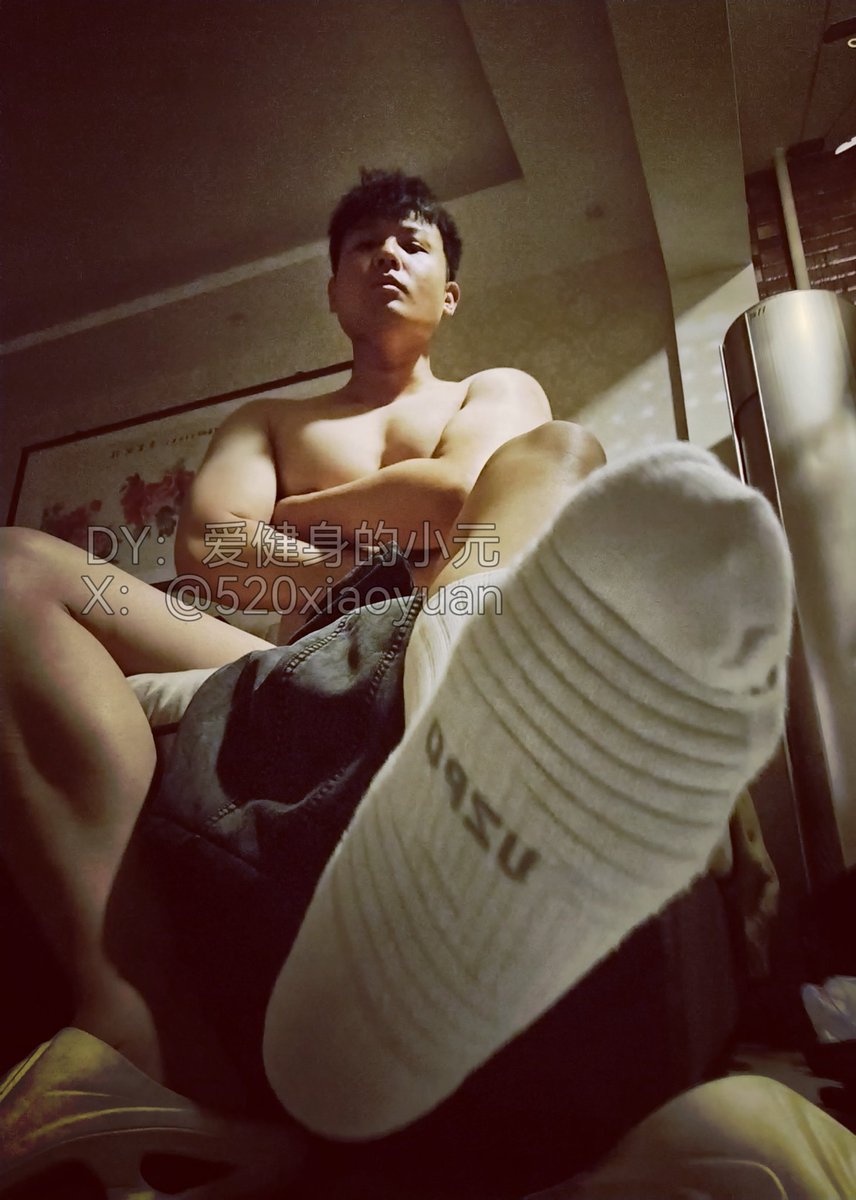 520xiaoyuan's tweet photo. 喜欢爸爸的45码大脚吗？
#45码 #脂包肌 #大脚 #高壮男 #1m #0s https://t.co/26VW3tD3D6