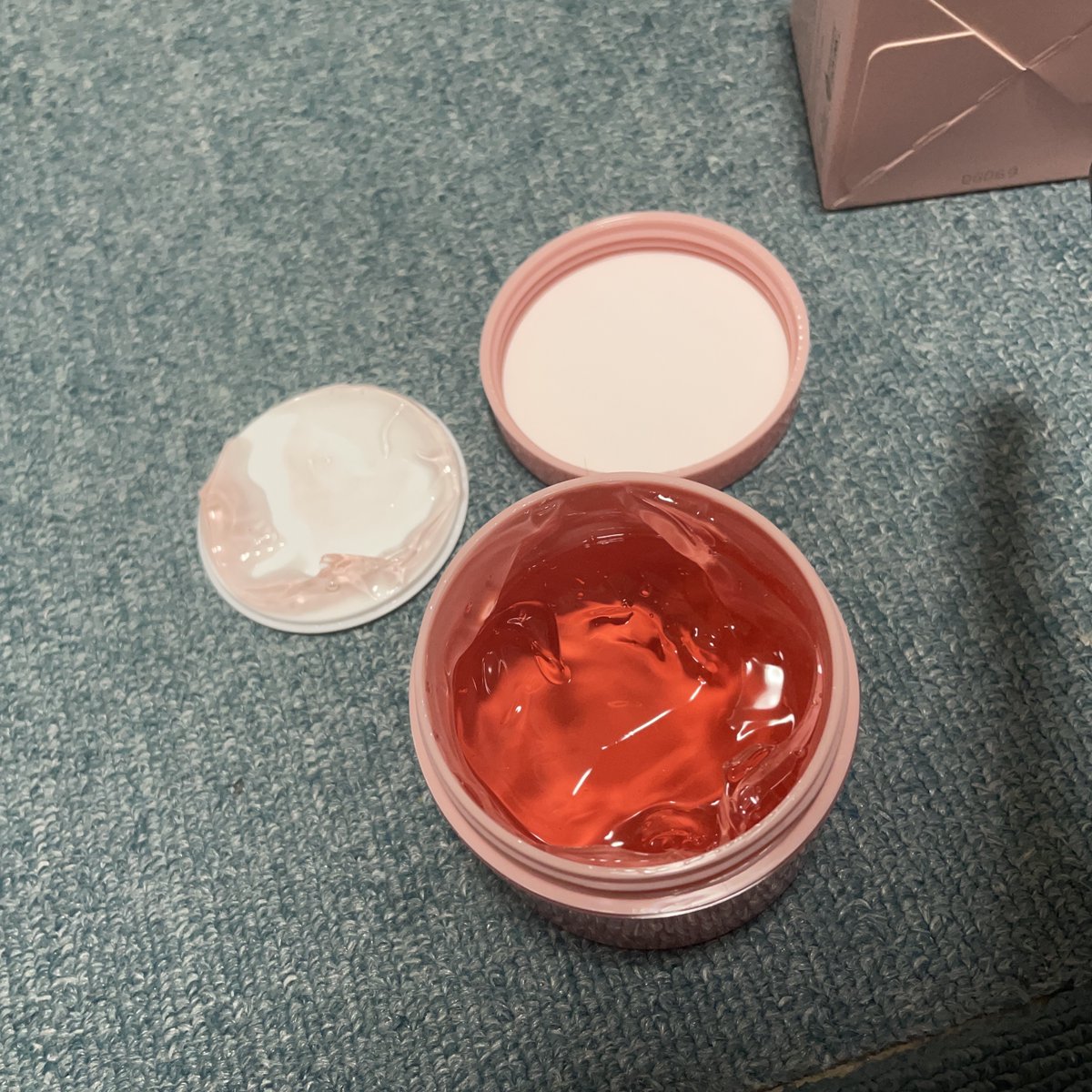 moshikashitedaa's tweet photo. ジェルが肌に広げやすく、寝る前でも重たさは気になりませんでした。
翌朝は乾燥しやすい頬がつっぱりにくく、しっとりした使い心地です。
スパチュール付きだとより扱いやすいと感じました。
#VERAMORE #韓国コスメ #コラーゲン #スリーピングパック #ナイトケア #保湿ケア https://t.co/HwPvZfbkmG
