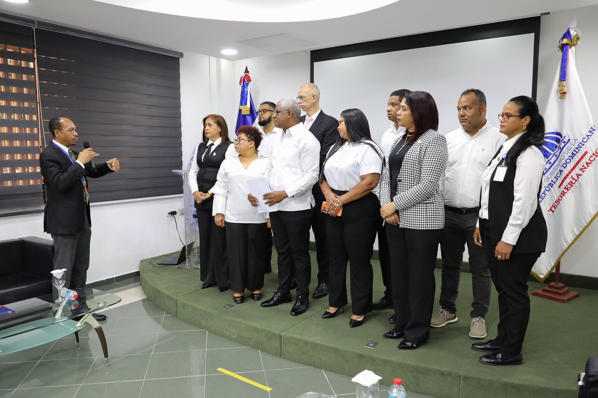 TesoreriaRD's tweet photo. Llevamos a cabo la juramentación de la nueva directiva de la Asociación de Servidores Públicos de la Tesorería Nacional, encabezada por Félix Sánchez, en un acto que contó con la presencia del Tesorero Nacional, Luis Rafael Delgado Sánchez, y la representación del @map.rdo, a https://t.co/3cDlAdMVDN