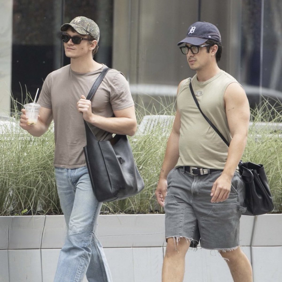 budihurdd's tweet photo. coordinated down to the size of the bags these boyfriends of all time https://t.co/rDhcCHPxsG