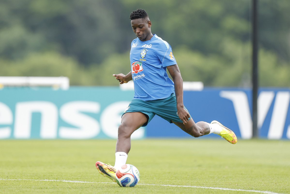 futebol_info's tweet photo. 🚨 URGENTE! Flamengo avança pela contratação de Luiz Henrique.

A diretoria rubro-negra mudou o foco na janela de transferências e apresentou uma proposta de 35 MILHÕES DE EUROS (R$ 206 MILHÕES) ao Zenit, sendo € 30 milhões (R$ 177 milhões) fixos + € 5 milhões (R$ 29 milhões) em bônus por metas.

Caso assine com o Fla, o atacante passaria a ter o MAIOR salário do elenco rubro-negro.

🗞️ @geglobo | @cahemota | @soyyleticia | @luizasabg 
📸 Rafael Ribeiro e Nelson Termé/CBF