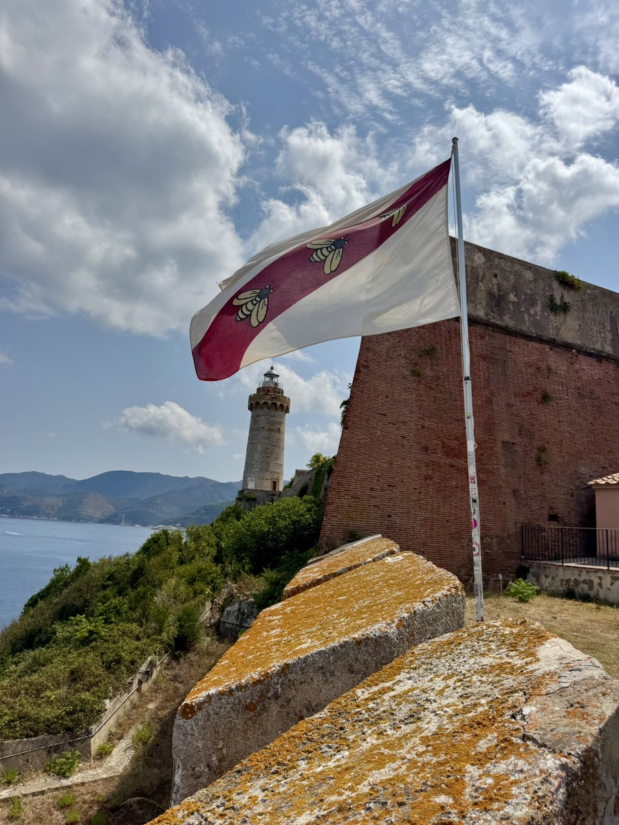 LeylaNovruzN's tweet photo. A Corsican of Genoese origin,raised speaking Italian,changed his name in the French manner,learned here of Joséphine’s death.
Perhaps the most French thing in his life was Joséphine,even if she was a créole blanche.
Napoleone Buonaparte’s last words:
“France…l’armée… Joséphine” https://t.co/B1HK6t5jmY