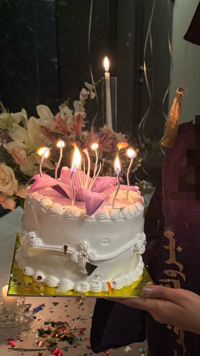 e22oll's tweet photo. حفلة 🥳 🎈 💅🏻🎂 https://t.co/YqiBvjfrDx