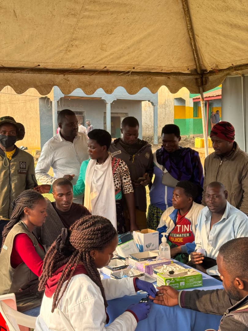 medsar_rwanda's tweet photo. 📍DAY 3 HIGHLIGHTS | BUSASAMANA – GASIZA SITE  | RUBAVU DISTRICT

Every conversation matters. Every screening counts. Every community reached brings us one step closer to a healthier Rwanda.

Today, MEDSAR Rwanda, in partnership with the Rwanda Biomedical Centre (@RBCRwanda) and with the support of @WHORwanda and @ahfrwanda, continued the MEDSAR Community Health Camp – KANGUKA UMENYE Phase III at Busasamana – Gasiza Site in @RubavuDistrict .

The outreach brought together community members to access HIV testing and counselling, Hepatitis B & C screening, blood pressure and blood glucose screening, family planning information and services, condom distribution, individual health counselling, and referrals, while also participating in interactive education sessions on SRHR, HIV prevention, mental health, substance abuse awareness and harm reduction, teenage pregnancy prevention, Non-Communicable Diseases (NCDs), and healthy lifestyle practices.

At Busasamana–Gasiza, the focus was not only on delivering services but also on building trust, encouraging prevention, and empowering people with the knowledge to make healthier choices for themselves and their families.

#KangukaUmenyeIII 
#UmuturageKuIsonga