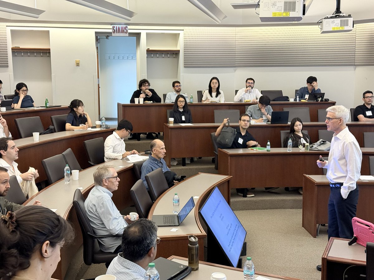 MFRProgram's tweet photo. Starting day 2, our Young Scholars had engaging questions for @DuffieDarrell (Stanford) as he presents, "How Could the Fed Achieve a Smaller Balance Sheet?" #MFRSummerSession #MacroFinance #EconTwitter https://t.co/XMqggU5C0o