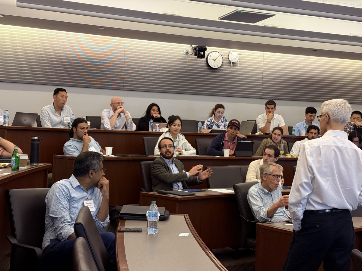 MFRProgram's tweet photo. Starting day 2, our Young Scholars had engaging questions for @DuffieDarrell (Stanford) as he presents, "How Could the Fed Achieve a Smaller Balance Sheet?" #MFRSummerSession #MacroFinance #EconTwitter https://t.co/XMqggU5C0o