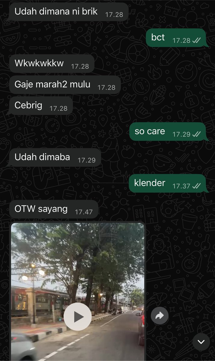 virasatque's tweet photo. karna masih bete seharian kukabari seada adanya bgt. tp pulang kerja ttp di jemput walaupun ak prengat prengut  + diajak mam ((dipaksa mam apapun yg aku mau)) 

huhuhu feeling guilty nya ada bangettt https://t.co/B0yn4Pot4q