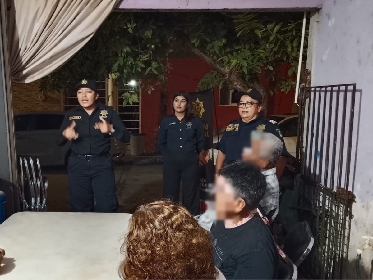 sspyuc's tweet photo. 👥 La cercanía también se construye al recorrer las calles, escuchar a las y los vecinos y compartir herramientas que contribuyan al bienestar de la comunidad. Por ello, a través de #PolicíaCercaDeTi, seguimos generando espacios de participación y prevención.

🚔 En colonias de Mérida, así como en el interior del estado, visitamos hogares, compartimos recomendaciones sobre seguridad y atendimos las inquietudes de las familias, fortaleciendo el trabajo conjunto entre ciudadanía y autoridades.