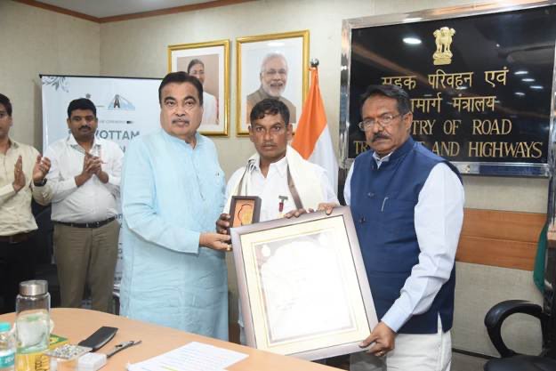 PIBMoRTH's tweet photo. Union Minister Shri Nitin Gadkari Confers Sarvottam Jeevan Raksha Padak on 12 Rat Miners for Their Exceptional Bravery in the Silkyara Tunnel Rescue Operation

🔗 https://t.co/PPQ41Z14Aj

@nitin_gadkari @MORTHIndia @NHIDCL
@BROindia @adgpi @UttarakhandCEO @PIB_India https://t.co/rZjKtLk3PH