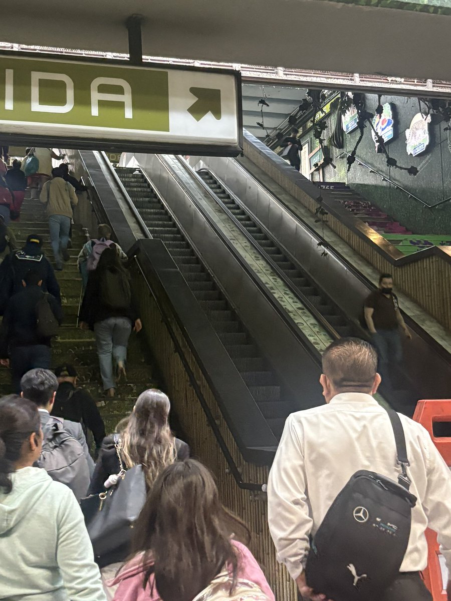marea_de_mar's tweet photo. @MetroCDMX @ClaraBrugadaM 
Ya van más de 3 días que las escaleras eléctricas de la estación de Viveros Línea 3 ‼️ Hay personas con bastón, bebés y con movilidad reducida que deben subir todas las escaleras para salir de la estación que no tiene elevador. https://t.co/f0rqYIJNC1
