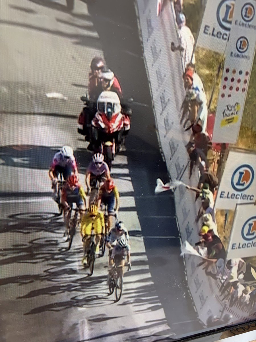 Liberalnedisco's tweet photo. Ależ „rzeź” 🗡️🗡️🗡️zrobiła Demi Vollering na col d’Durbize podczas 5 etapu @LeTourFemmes 

Są też świetne wiadomości dla 🇵🇱
W ucieczce dnia Dominika Włodarczyk a Kasia Niewiadoma jako jedna z trzech wytrzymuje szalone tempo Vollering
👏👏👏
Oj to może być piękny dzień 😉 https://t.co/rnFwvljlOB
