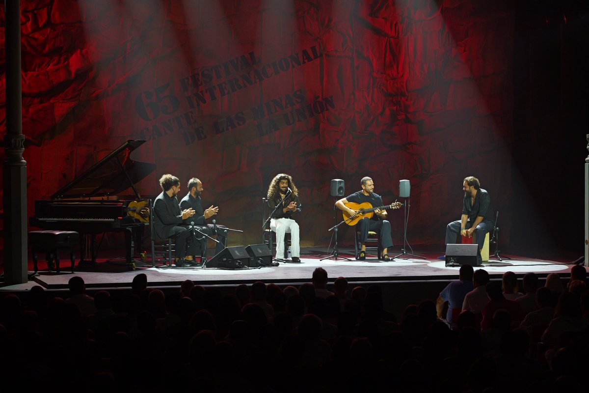 festcanteminas's tweet photo. Israel Fernández con sold out hace semanas, firmó una noche inmensa

Uno de los momentos más emotivos llegó con la granaína al piano que dedicó a Pepe Habichuela

Tras el concierto, Israel descubrió su placa en la Avenida del Flamenco
#CantedelasMinas #IsraelFernández https://t.co/O7LePyX8Y0