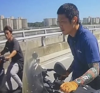 aigare01's tweet photo. またバイクの当て逃げバカが晒されてます
拡散が甘く、現在も見つかっていない模様

イヤホン、咥えタバコ、ノーヘル、
腕に刺青とバカ丸出しだが
この手の奴ってなんで逃げるんだろ
あ、無免許だからか

情報提供よろしくです https://t.co/HYBR0HecZI