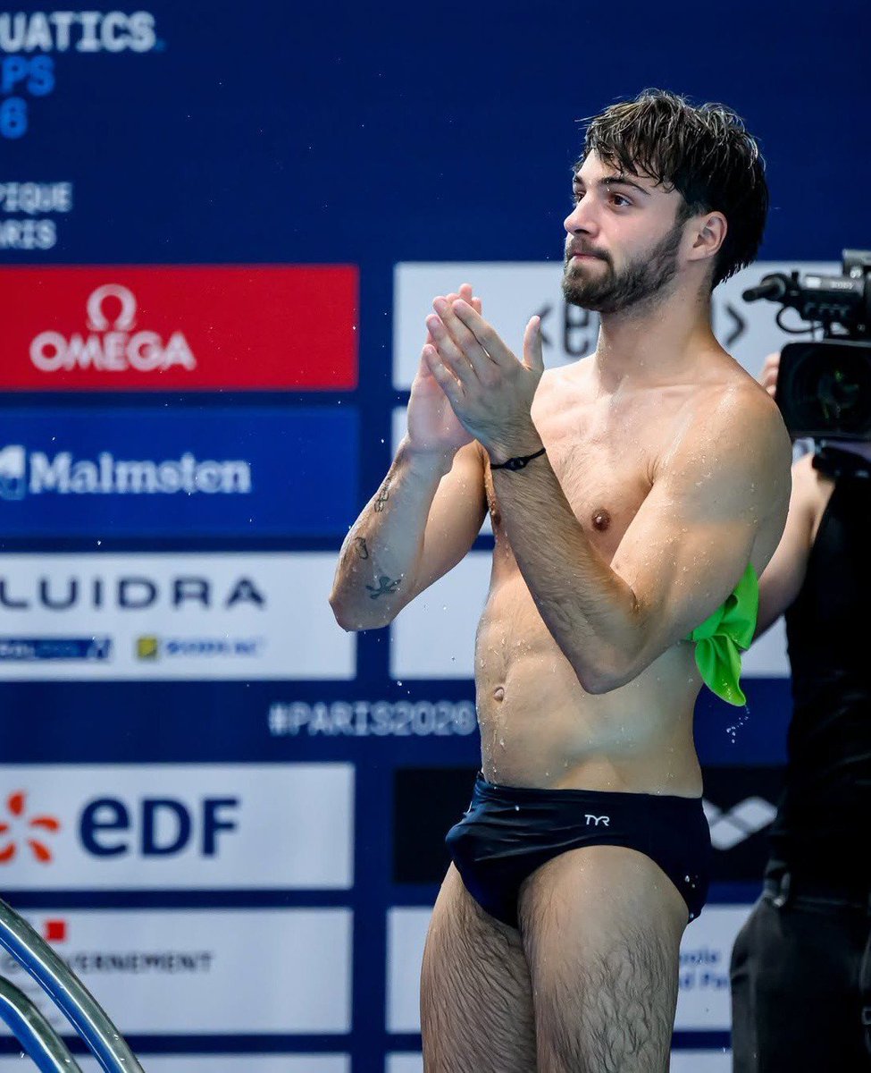 Fofoquinha_News's tweet photo. Jules Bouyer, atleta que conquistou a internet durante as Olimpíadas de Paris 2024 pelo seu imenso talento, volta a chamar atenção no Campeonato Europeu de Desportos Aquáticos de 2026. https://t.co/F1beASWI5M