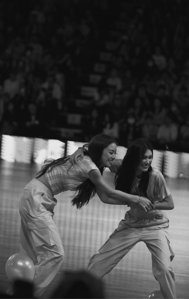 rlllxil_'s tweet photo. They refuse to leave each other 🤭

#LenaMiu #ลีน่าหมิว https://t.co/kL3C6CjOBT
