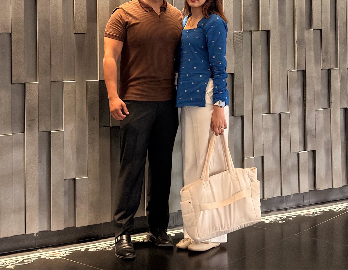 chadfoidslayer's tweet photo. Guys is it normal for a married woman to stand this close to male friends??

Like Chest to boob touching position? https://t.co/Cg25wiKHOf