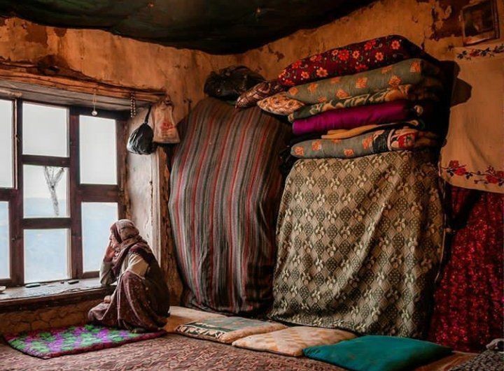 devrancewlik's tweet photo. Yokluğunu bana sorma
Bütün yalnızlıkları,
Göğsüme topladım
Ardından şiirler yazdım
Hiç kimseyi,
Böyle delik deşik sevmedim
Belki vaktim dar
Söylenen sözleri
Ne unuttum
Ne de yuttum
Kalsın mahşere

Ebu Muhammed https://t.co/8TL97QXpza