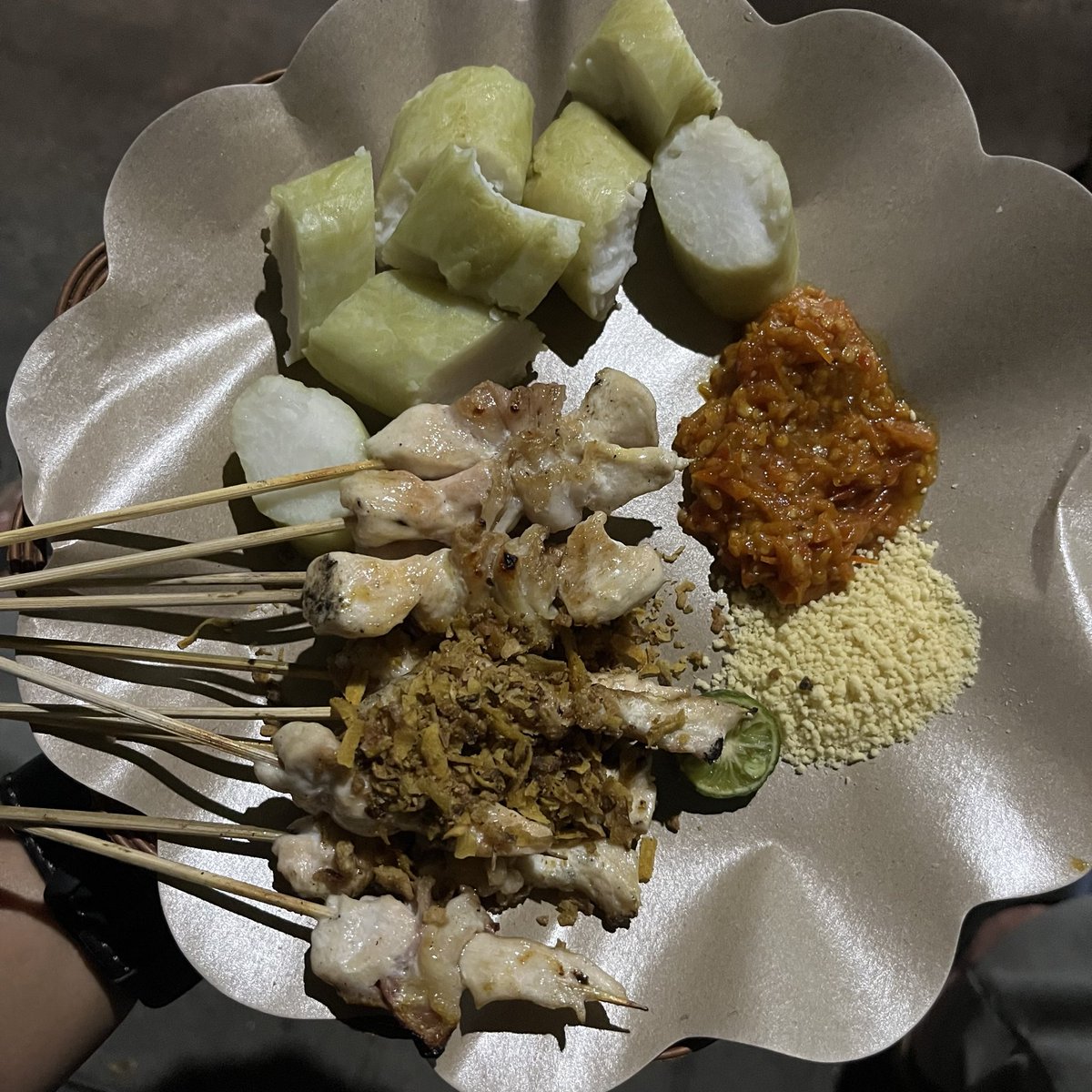 rrjz23's tweet photo. Random bgt rabu2 jam segini mkn taichan addict sendiri 😕 https://t.co/BT4rxT0A9G