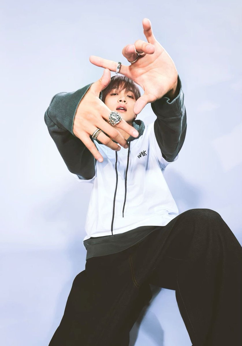 full404sun's tweet photo. js to put it into perspective 
walk first teaser pic vs blingy first teaser pic https://t.co/vbAodNEWS6