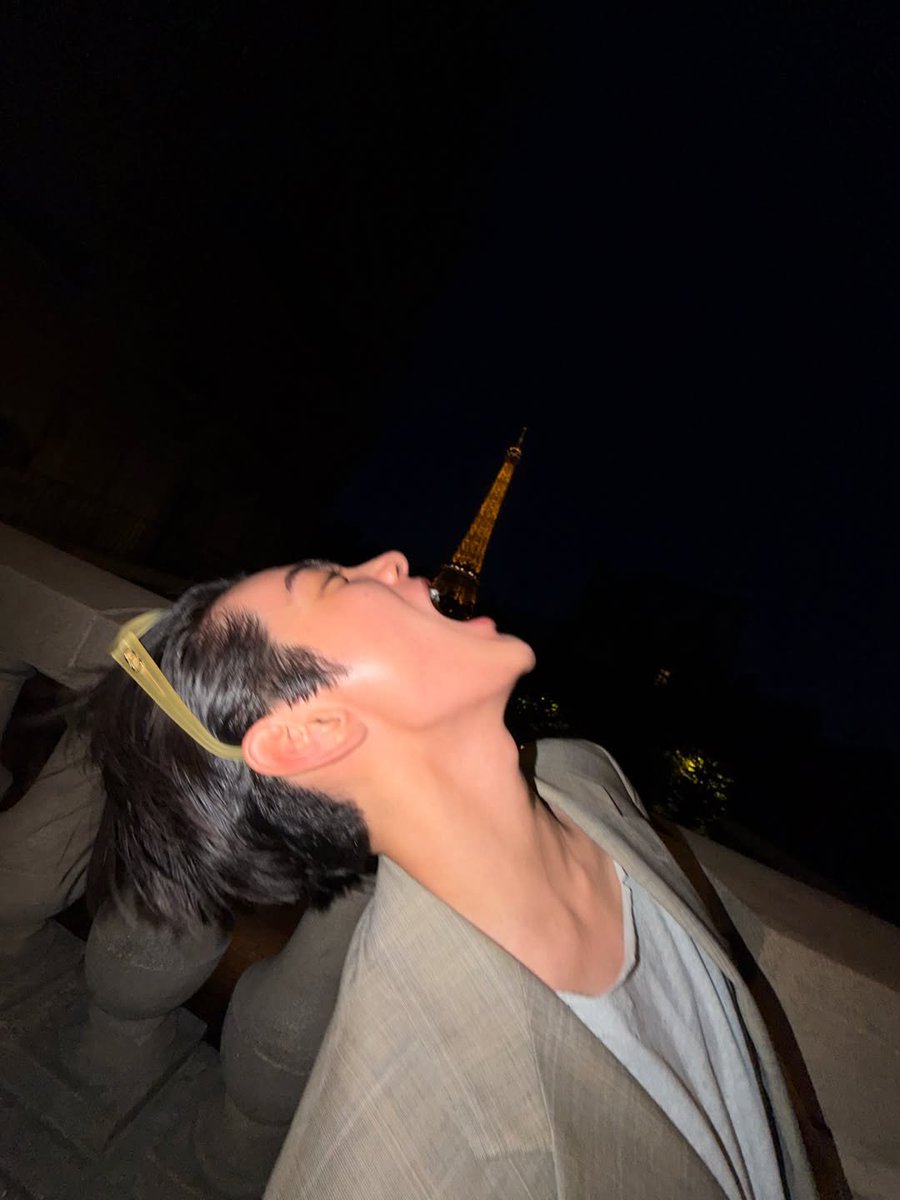 ahnkeongo's tweet photo. Midnight snack in Paris hits entirely different. https://t.co/vPrf0da7Wr