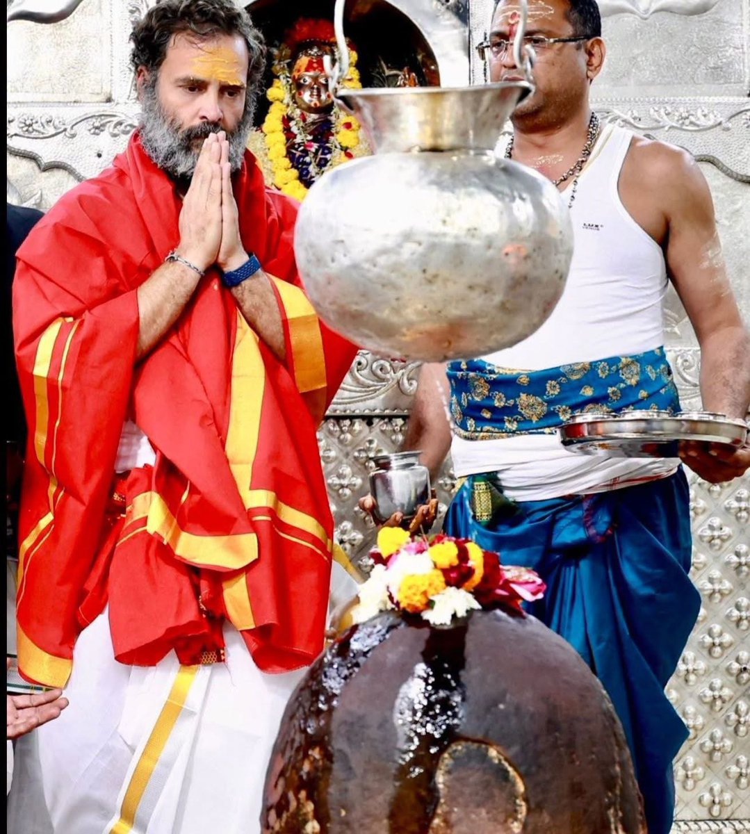 iMohdAnsar's tweet photo. आप हिंदू हैं तो आपको हिंदू जताना क्यों पड़ता है इसकी वजह है मुल्क की सियासत। 
यहां हर नाम निहाद सेक्युलर पार्टी का नेता खुद को सब से बड़ा हिंदू बताने में लगा हुआ है लेकिन अगर कोई मुस्लिम नेता खुद को मुसलमानों का नेता बता देता है तो इस पर वोट कटवा होने का इल्ज़ाम लगा दिया जाता है। 
@RahulGandhi बड़ी बड़ी मंदिरों की ज़ियारत करें @yadavakhilesh भईया ज़ियारत करें लेकिन अगर @asadowaisi साहब मंच से इस्लाम की तारीख का ज़िक्र कर दें तो वोट कटवा ओर BJP की B टीम कह दिया जाता है।