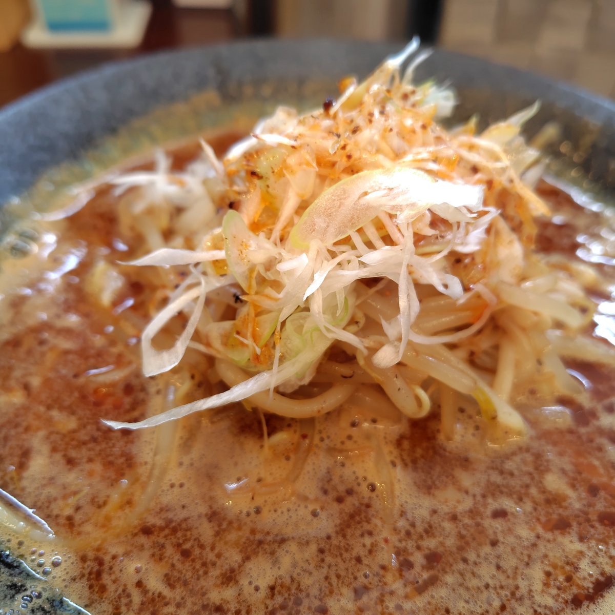 TAURUS_LEGEND's tweet photo. 名取市 麺や 碁飯

旨辛焦がしラー油味噌   ¥1000

【メモ】
券売機、店前駐車場、お冷セルフ、スープは日替り（この日はカキ煮干し）

#仙台 #名取 #ラーメン #味噌ラーメン #カキ煮干し https://t.co/Q6Fqbedrbp