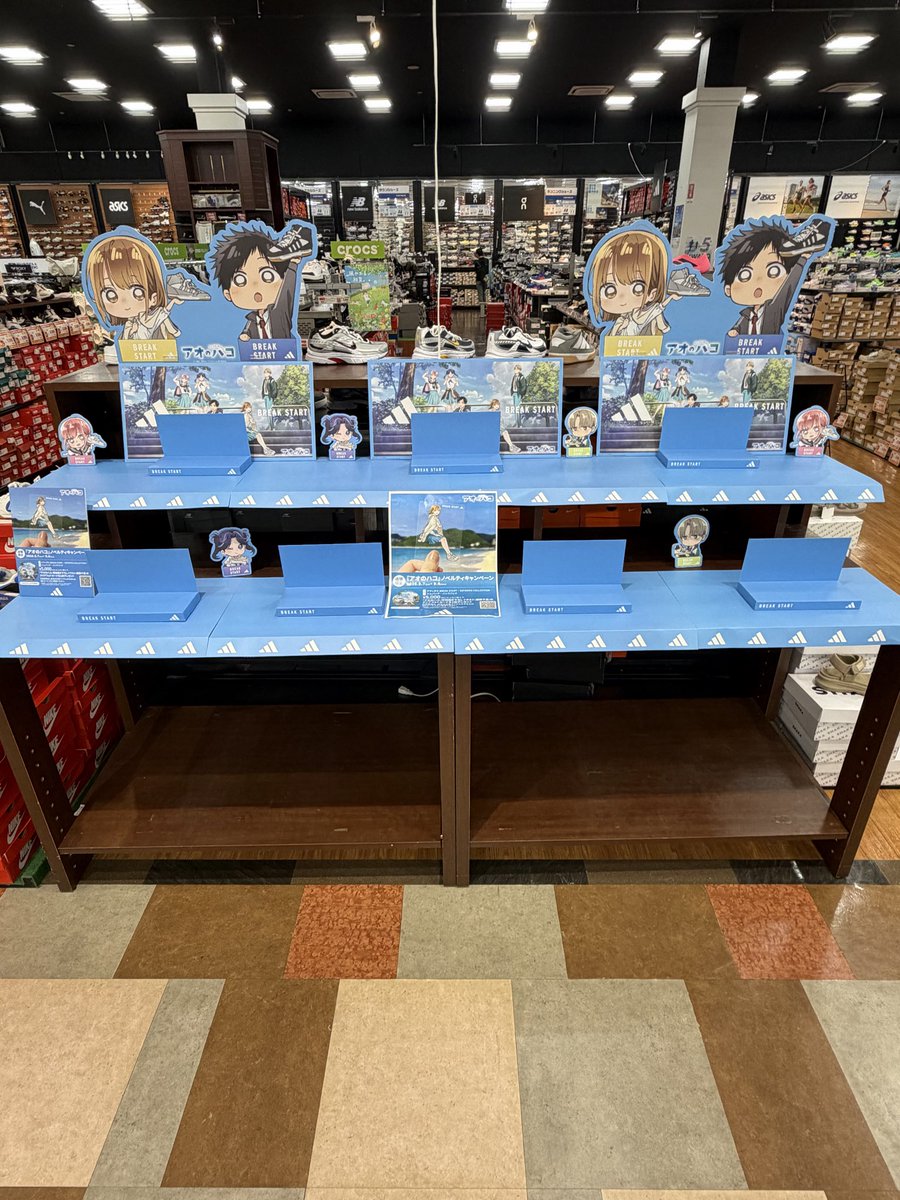 kaito739532's tweet photo. 8月7日からのコラボゼビオ草津にアオのハコが展示されていました！
びっくりした
イラストが���愛くて直接見に行くのおすすめです！
8月7日から靴が並ぶらしいです
#アオのハコ　#アディダス https://t.co/J48w1rVEQo