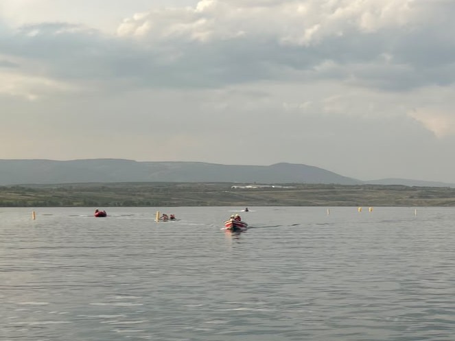 HzsUlk's tweet photo. 5. 8. 2026🌊 V Mostě dnes pokračovalo pátrání po dvou pohřešovaných osobách, které včera za silného větru spadly z paddleboardů do jezera Most. 🛟 Do pátrání se zapojili hasiči, potápěči HZS Praha, Policie ČR, vodní záchranná služba a sonarový tým. Osoby se najít nepodařilo. HZS Ústeckého kraje je připraven poskytnout PČR další součinnost. 🚒 (PP)