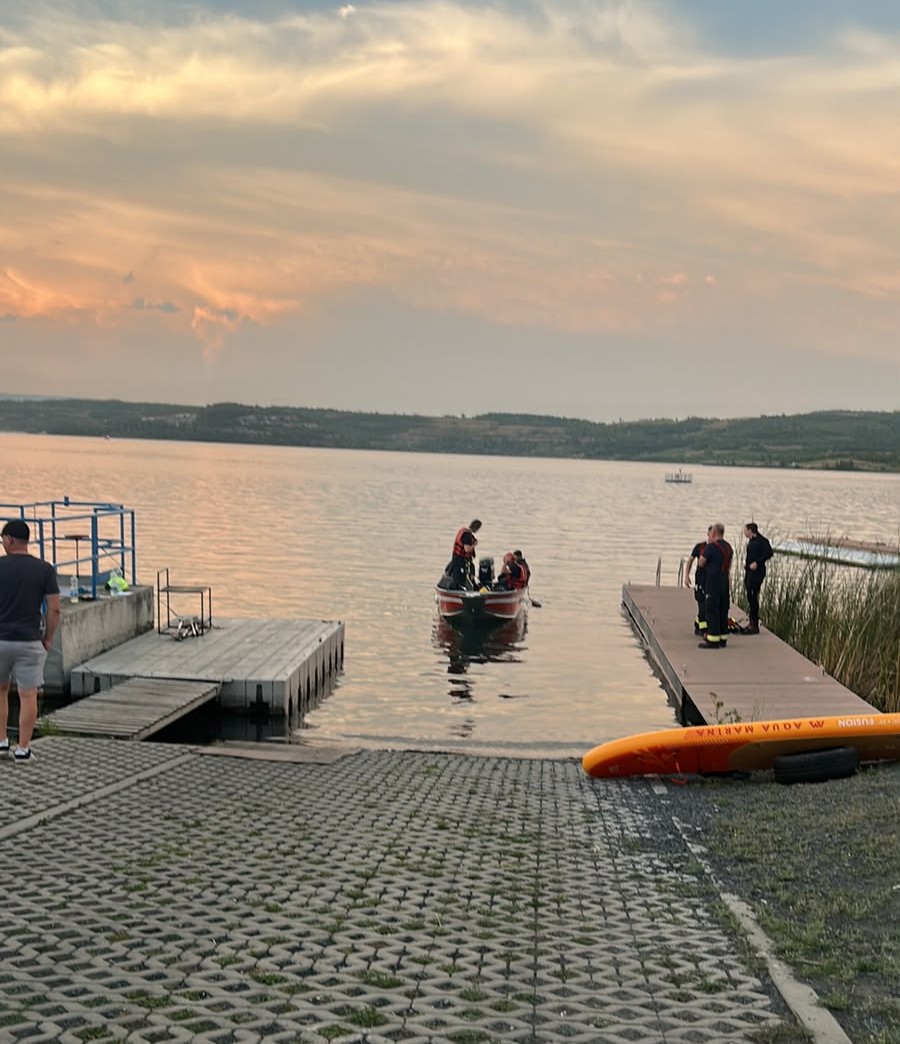 HzsUlk's tweet photo. 5. 8. 2026🌊 V Mostě dnes pokračovalo pátrání po dvou pohřešovaných osobách, které včera za silného větru spadly z paddleboardů do jezera Most. 🛟 Do pátrání se zapojili hasiči, potápěči HZS Praha, Policie ČR, vodní záchranná služba a sonarový tým. Osoby se najít nepodařilo. HZS Ústeckého kraje je připraven poskytnout PČR další součinnost. 🚒 (PP)