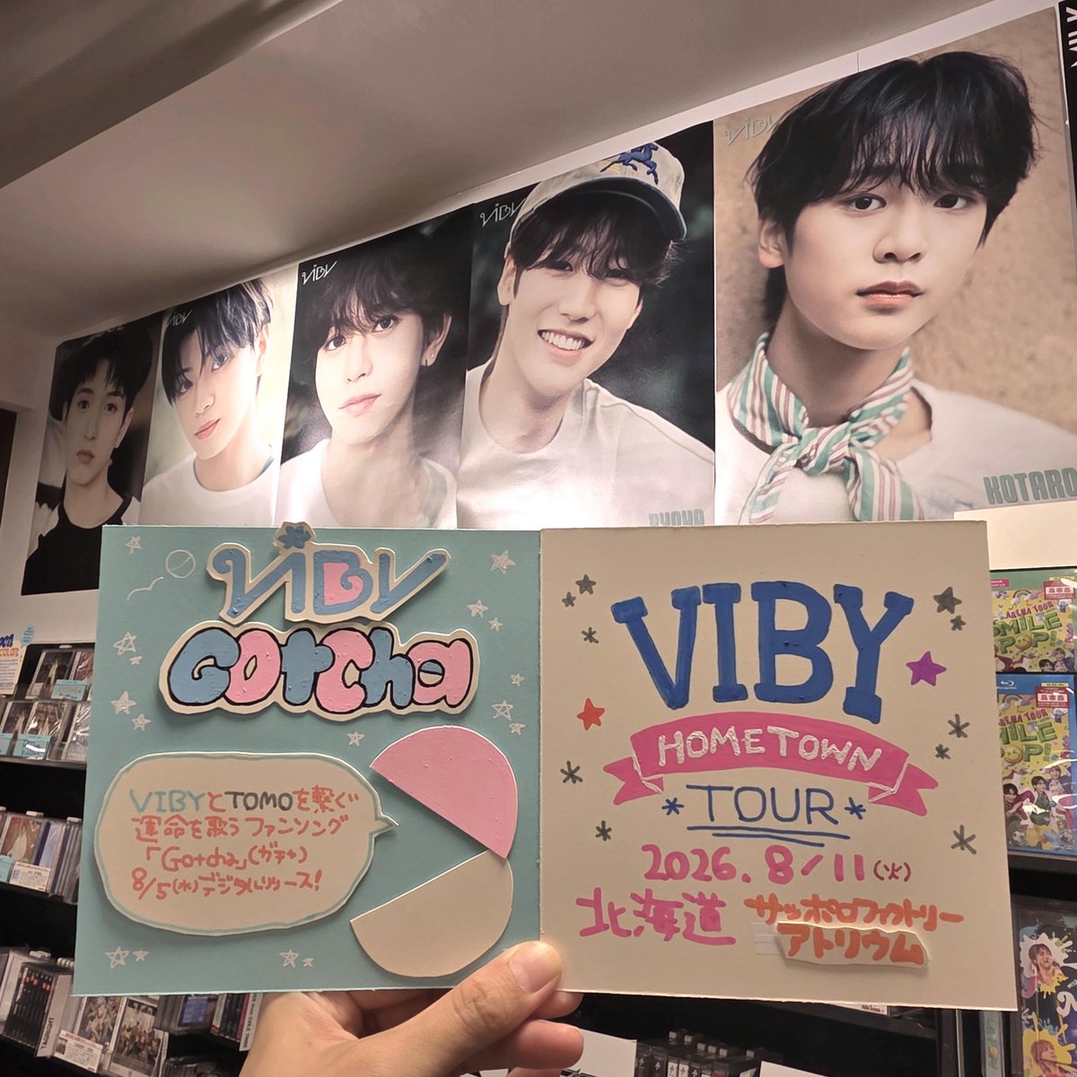 TOWER_Sapporo's tweet photo. 【#VIBY】

　  Digital Single 
『Gotcha』Release❣

#VIBY と #TOMO を繋ぐ
ファンソングです🌟

そして8/11(火)は
#AKITO くんと #KOTARO くんの
出身地である北海道にて
「VIBY HOME TOWN TOUR」が
開催されます😻🩷💜
TOMOの皆様
サッポロファクトリーアトリウムに
集合ですよ✈️

@Official_VIBY https://t.co/arZ2JNfZl3