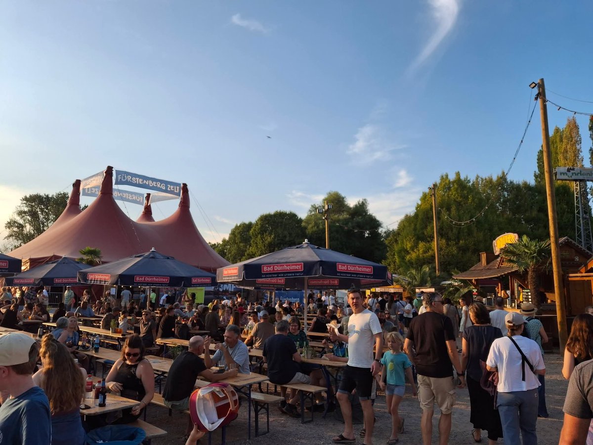 UnserLand's tweet photo. Der Oberrhein ist nicht nur der wirtschaftliche Motor des #Elsass, der #Oberrhein ist aber auch eine Region, die zu feiern versteht. Zelt Musik Feste wie dieses zeigen den starken Zusammenhalt und die Lebensfreude der Menschen.

Unser Land était présent, avec l'élu mulhousien Patrick Hell, au Zelt-Musik-Festival de #Freiburg, un événement qui cet été a fait dialoguer les cultures du Rhin Supérieur, les générations et les territoires à travers la musique, les arts et la convivialité

Ein herzlicher Dank gilt der Jugend, die dieses großartige Fest mit viel Engagement und Leidenschaft auf die Beine gestellt hat.
#Mulhouse #Alsace 🇲🇨