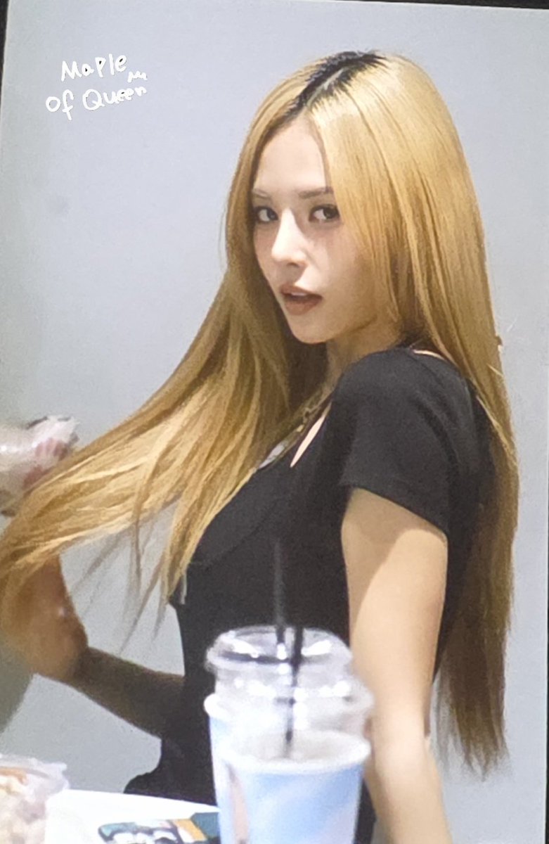 ever_jiwon's tweet photo. #260805 #에버글로우 이유  시현생일카페 프리뷰 

아샤따라하기 🌟  
으른미 박지원

#everglow #eu https://t.co/rNfB5Bb0n4