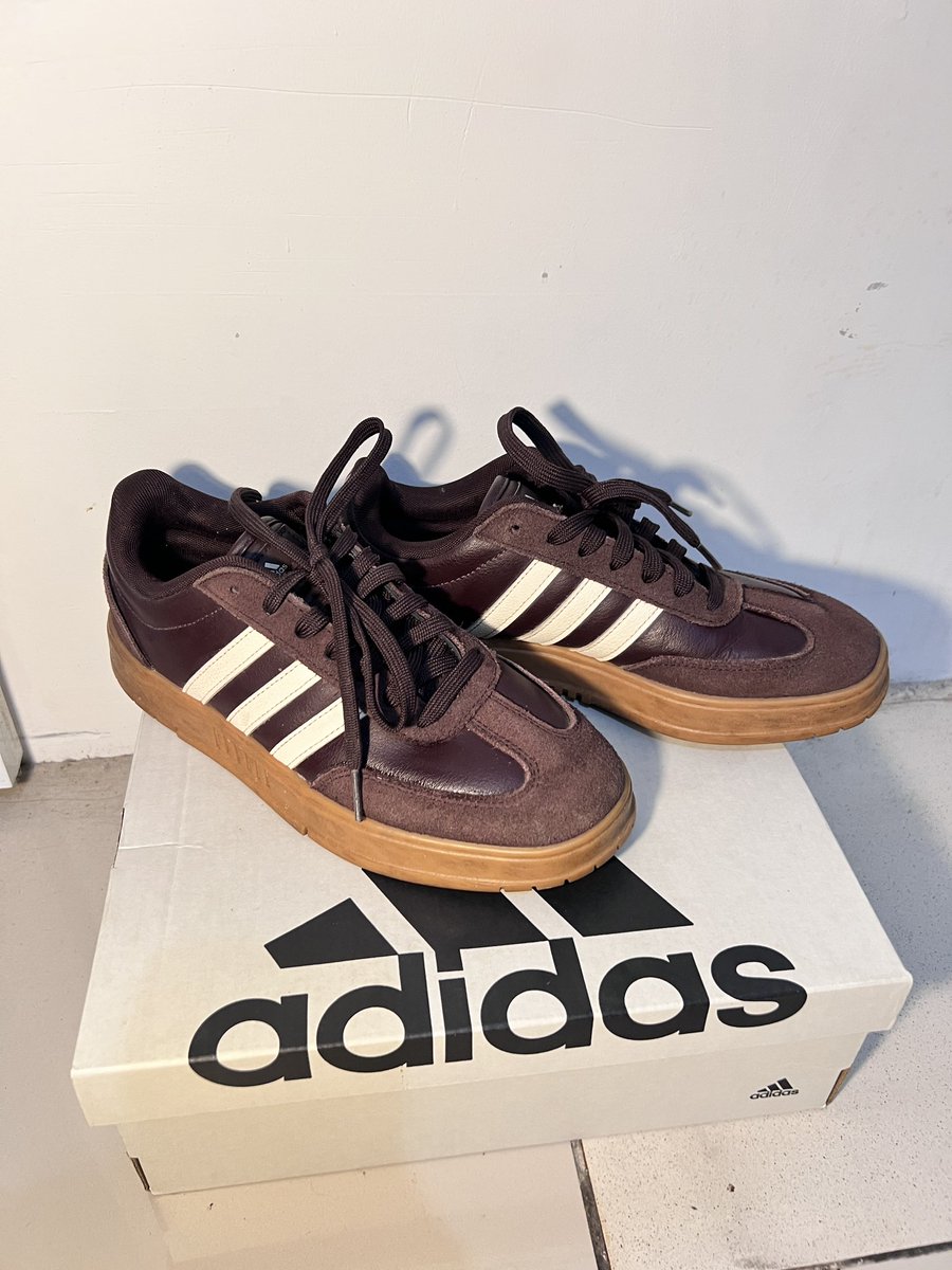 ayaklein333's tweet photo. wts adidas gradas og, size 38 masih bagus bgtbgt no minus, masih ada box nya juga, harga beli 800 dijual 500 negoo, #zonauang #wts #adidas #sepatu https://t.co/tkOJKHUbSg