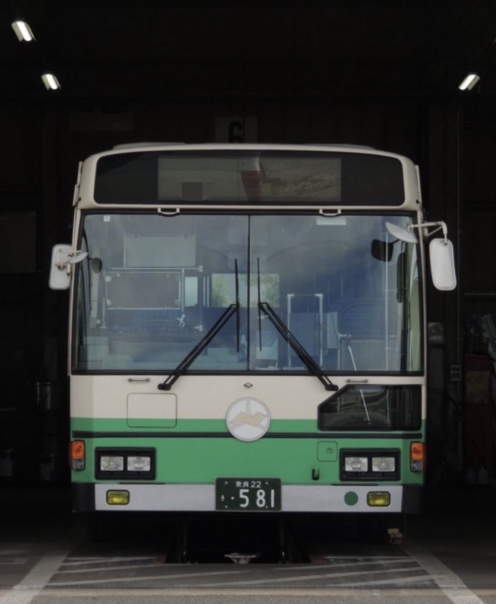 ThreeDoorBus's tweet photo. ブルーリボン のバンパー両端が黒い理由、擦っても取り換えが簡易で安価だと聞いたことがありますが、本当なんでしょうか？
この年代のブルーリボン でバンパーが一色の個体を見たことがない気がします。 https://t.co/bRl9QDk5uz